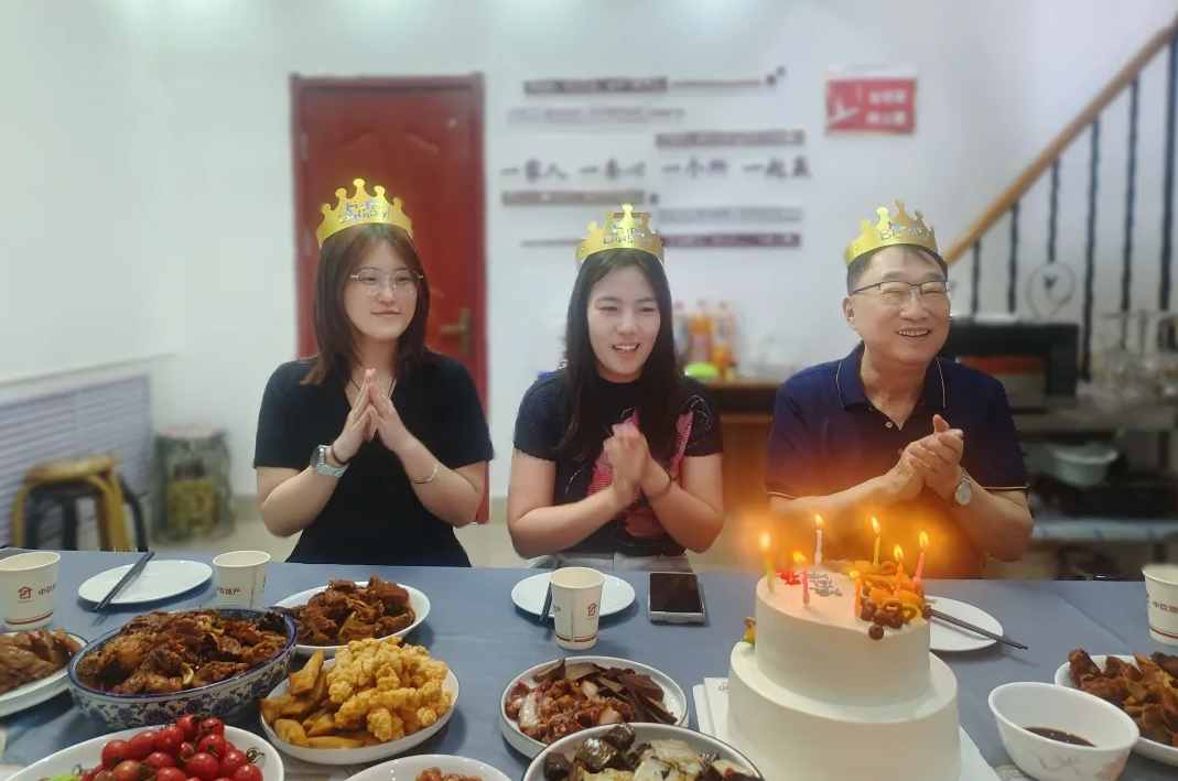思昂律所五月员工生日会温馨举行