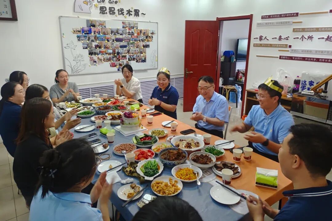 思昂律所六月员工生日会温馨举办